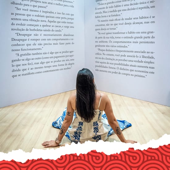Visitante em experiência dedicada à leitura
